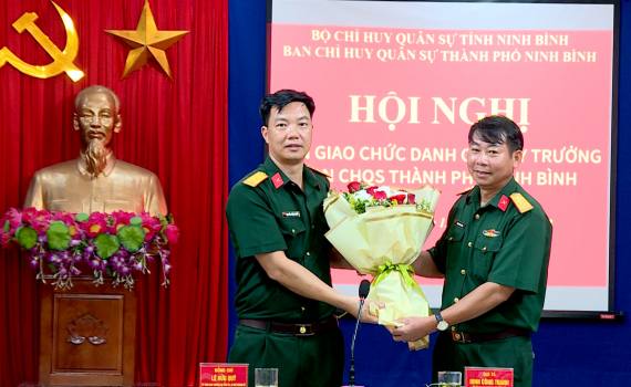 B&agrave;n giao chức danh Chỉ huy trưởng Ban CHQS th&agrave;nh phố Ninh B&igrave;nh