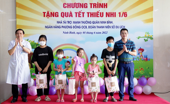 Tặng qu&agrave; c&aacute;c ch&aacute;u thiếu nhi đang điều trị tại Bệnh viện Sản Nhi tỉnh
