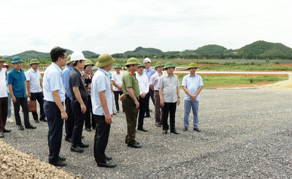 Đồng ch&iacute; Chủ tịch UBND tỉnh kiểm tra tiến độ triển khai Dự &aacute;n đầu tư x&acirc;y dựng tuyến đường Đ&ocirc;ng - T&acirc;y
