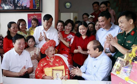 Chủ tịch nước Nguyễn Xu&acirc;n Ph&uacute;c thăm, tặng qu&agrave; Hội Người cao tuổi Hải Dương