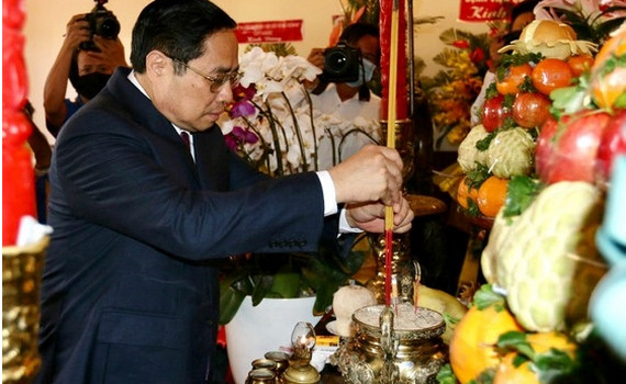 Thủ tướng Phạm Minh Ch&iacute;nh d&acirc;ng hương tưởng niệm Chủ tịch Hồ Ch&iacute; Minh