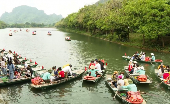 Ninh B&igrave;nh h&uacute;t kh&aacute;ch dịp cuối tuần