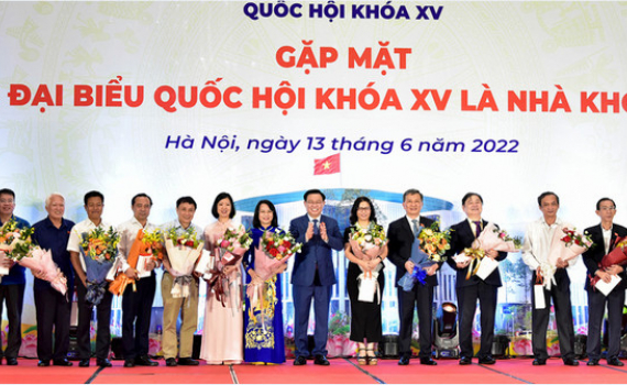 Chủ tịch Quốc hội Vương Đ&igrave;nh Huệ: Tiếp tục ho&agrave;n thiện thể chế, tăng cường gi&aacute;m s&aacute;t thực thi để khoa học, c&ocirc;ng nghệ thực sự l&agrave; quốc s&aacute;ch h&agrave;ng đầu