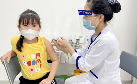 Người d&acirc;n cần ti&ecirc;m vắc xin nhắc lại ph&ograve;ng biến chủng mới BA.5 x&acirc;m nhập