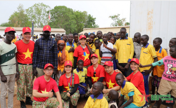 B&aacute;c sĩ mũ nồi xanh mang niềm vui cho c&aacute;c em nhỏ Nam Sudan
