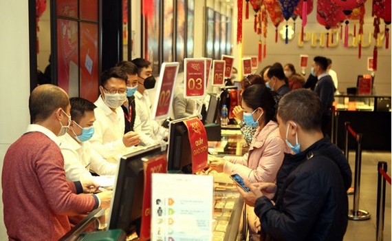 V&agrave;ng trong nước bất ngờ lao dốc, mất ngưỡng hơn 69 triệu đồng/ lượng b&aacute;n ra
