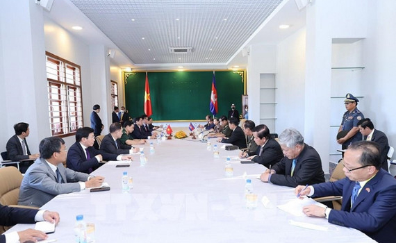 Thủ tướng Phạm Minh Ch&iacute;nh gặp Thủ tướng Campuchia Hun Sen