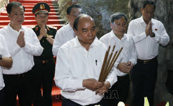 Chủ tịch nước d&acirc;ng hương tại Đền thờ c&aacute;c Anh h&ugrave;ng liệt sĩ đường 20 Quyết Thắng, Quảng B&igrave;nh