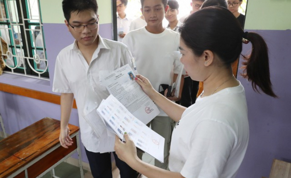 Lọt đề thi tốt nghiệp THPT m&ocirc;n To&aacute;n, Văn: Đ&igrave;nh chỉ 2 th&iacute; sinh v&agrave; nhiều c&aacute;n bộ coi thi