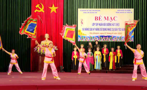 Y&ecirc;n Kh&aacute;nh bế mạc lớp bồi dưỡng nghệ thuật h&aacute;t Ch&egrave;o