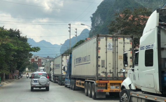 Triển khai c&aacute;c biện ph&aacute;p cấp b&aacute;ch giảm &ugrave;n ứ v&agrave; th&uacute;c đẩy xuất khẩu n&ocirc;ng sản tại cửa khẩu bi&ecirc;n giới ph&iacute;a Bắc