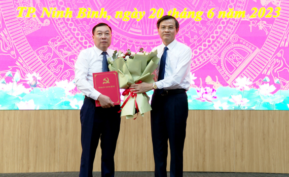 C&ocirc;ng bố quyết định của BTV Tỉnh ủy về c&ocirc;ng t&aacute;c c&aacute;n bộ TP Ninh B&igrave;nh, huyện Gia Viễn