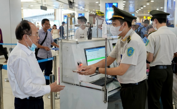 C&ograve;n nhiều h&agrave;nh kh&aacute;ch qu&ecirc;n mang giấy tờ t&ugrave;y th&acirc;n khi đi m&aacute;y bay