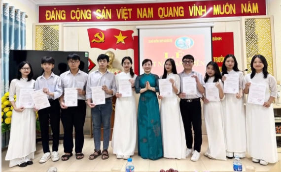 Chi bộ Trường THPT Nguyễn Huệ quan t&acirc;m ph&aacute;t triển đảng vi&ecirc;n l&agrave; học sinh