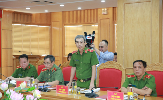Bộ C&ocirc;ng an khuyến c&aacute;o người d&acirc;n tỉnh t&aacute;o, nghi&ecirc;n cứu kỹ trước khi k&yacute; hợp đồng ng&acirc;n h&agrave;ng, bảo hiểm,... tr&aacute;nh bị lừa đảo
