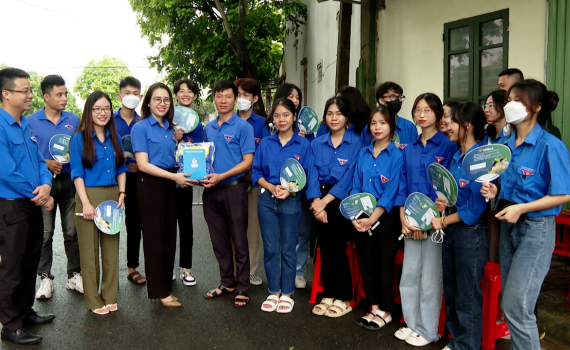 Tỉnh đo&agrave;n Ninh B&igrave;nh thăm tặng qu&agrave; c&aacute;c đội t&igrave;nh nguyện tham gia "Tiếp sức m&ugrave;a thi"