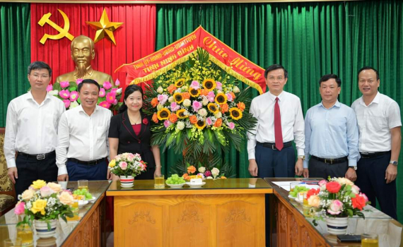 Đồng ch&iacute; B&iacute; thư Tỉnh ủy Đo&agrave;n Minh Huấn thăm, ch&uacute;c mừng nh&acirc;n kỷ niệm 98 năm Ng&agrave;y B&aacute;o ch&iacute; c&aacute;ch mạng Việt Nam