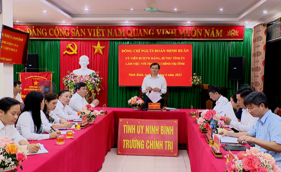 Đồng ch&iacute; B&iacute; thư Tỉnh uỷ l&agrave;m việc với Trường Ch&iacute;nh trị tỉnh