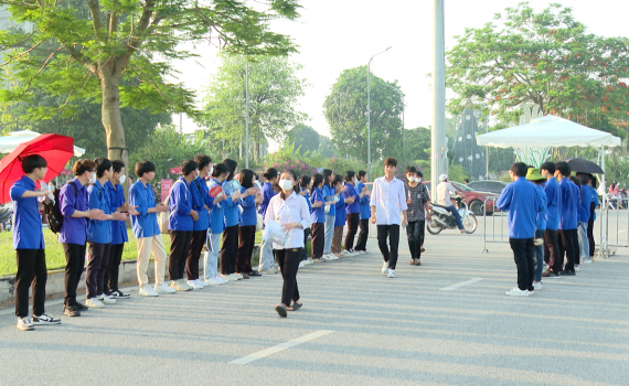 Tuổi trẻ th&agrave;nh phố Ninh B&igrave;nh tiếp sức m&ugrave;a thi