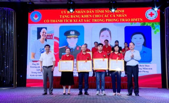 Ninh B&igrave;nh t&ocirc;n vinh những tấm gương thầm lặng v&igrave; người bệnh