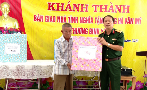 Kh&aacute;nh th&agrave;nh, b&agrave;n giao &ldquo;Nh&agrave; t&igrave;nh nghĩa&rdquo; cho gia đ&igrave;nh thương binh ở x&atilde; Kh&aacute;nh Hội