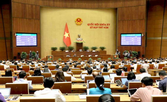 Quốc hội th&ocirc;ng qua Luật Bảo vệ quyền lợi người ti&ecirc;u d&ugrave;ng (sửa đổi)