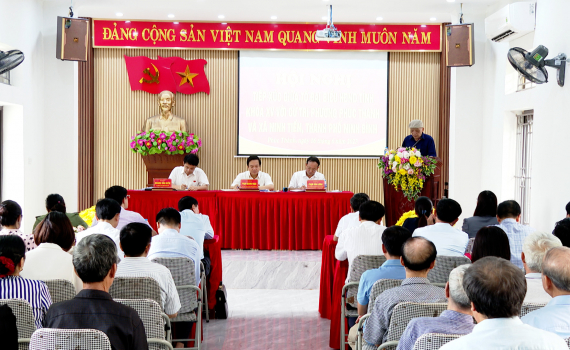 Đại biểu HĐND tỉnh kho&aacute; XV tiếp x&uacute;c cử tri th&agrave;nh phố Ninh B&igrave;nh