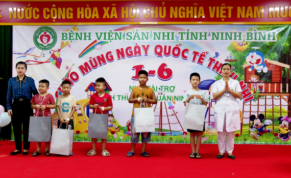 Trao qu&agrave; cho c&aacute;c bệnh nhi nh&acirc;n dịp Tết thiếu nhi 1/6 tại Bệnh viện Sản nhi Ninh B&igrave;nh