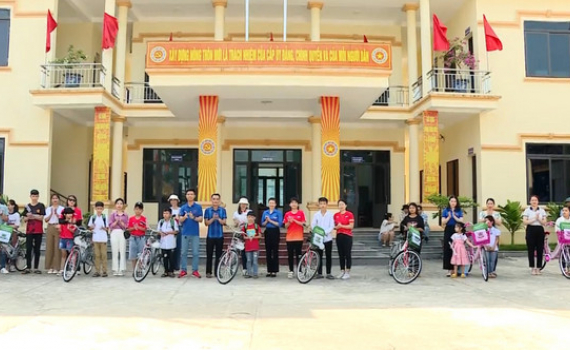 Tặng xe đạp cho trẻ em c&oacute; ho&agrave;n cảnh kh&oacute; khăn tr&ecirc;n địa b&agrave;n huyện Nho Quan