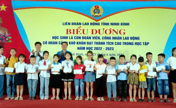 LĐLĐ tỉnh biểu dương con của đo&agrave;n vi&ecirc;n, c&ocirc;ng nh&acirc;n, lao động đạt th&agrave;nh t&iacute;ch cao trong học tập