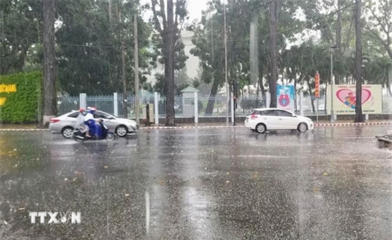 Thời tiết h&ocirc;m nay (12-6): Cả nước c&oacute; mưa r&agrave;o v&agrave; d&ocirc;ng, miền n&uacute;i ph&iacute;a Bắc c&oacute; nguy cơ lũ qu&eacute;t, sạt lở