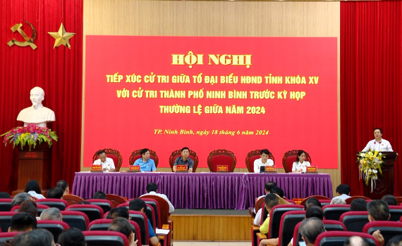 Đại biểu HĐND tỉnh tiếp x&uacute;c cử tri tại th&agrave;nh phố Ninh B&igrave;nh