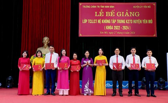 Bế giảng lớp Trung cấp l&yacute; luận ch&iacute;nh trị hệ kh&ocirc;ng tập trung tại huyện Y&ecirc;n M&ocirc;