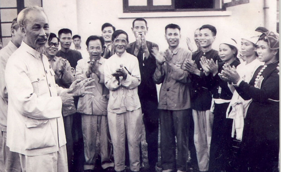 Thi đua l&agrave; cải tạo con người theo tư tưởng Hồ Ch&iacute; Minh