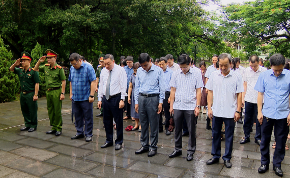 Th&agrave;nh phố Ninh B&igrave;nh d&acirc;ng hương nh&acirc;n kỷ niệm 70 năm ng&agrave;y giải ph&oacute;ng th&agrave;nh phố