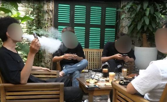 Hiểm họa thuốc l&aacute; điện tử với giới trẻ