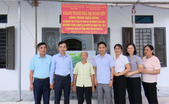 Kh&aacute;nh th&agrave;nh v&agrave; b&agrave;n giao nh&agrave; Đại đo&agrave;n kết cho hộ ngh&egrave;o tại huyện Y&ecirc;n Kh&aacute;nh