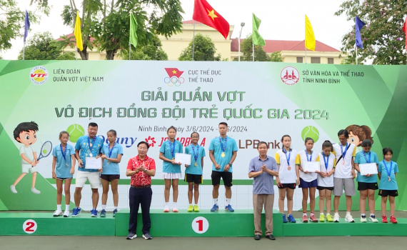 Trao giải một số hạng mục của Giải quần vợt v&ocirc; địch đồng đội trẻ quốc gia 2024