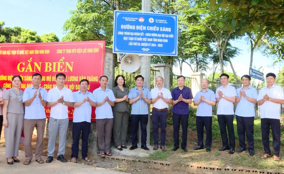 Kh&aacute;nh th&agrave;nh đường điện chiếu s&aacute;ng bằng năng lượng mặt trời tại x&atilde; Quỳnh Lưu, huyện Nho Quan