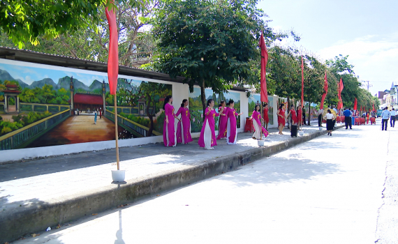 Kh&aacute;nh th&agrave;nh tuyến đường tranh b&iacute;ch họa tại phường B&iacute;ch Đ&agrave;o