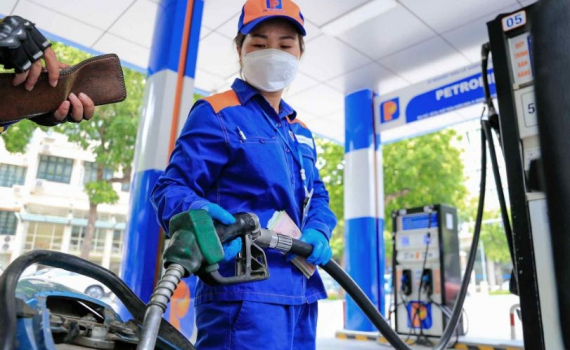 Từ chiều nay, gi&aacute; xăng giảm, về dưới mức 22.000 đồng/l&iacute;t