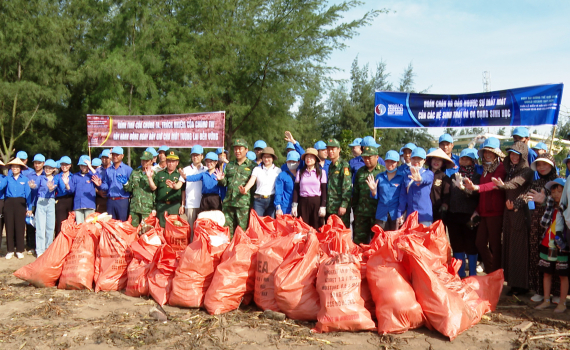 Ra qu&acirc;n chiến dịch l&agrave;m sạch biển