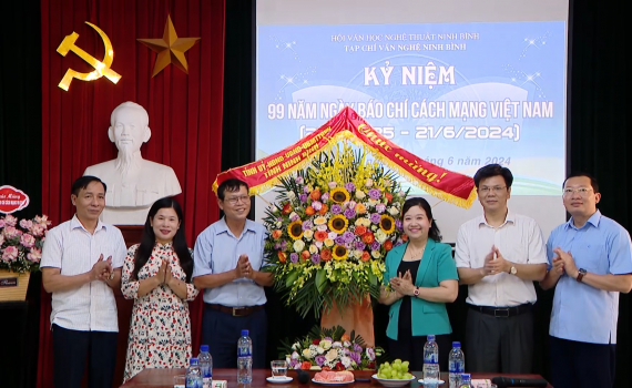 Đồng ch&iacute; B&ugrave;i Mai Hoa thăm, ch&uacute;c mừng nh&acirc;n kỷ niệm 99 năm ng&agrave;y B&aacute;o ch&iacute; C&aacute;ch mạng Việt Nam