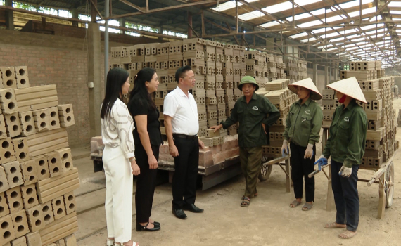 Gi&aacute;m đốc tận t&acirc;m với người d&acirc;n v&agrave; qu&ecirc; hương