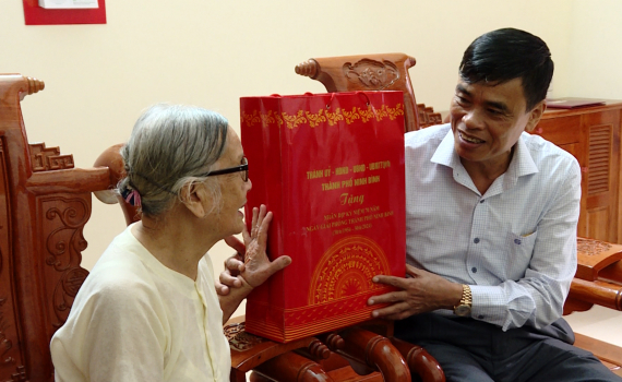 Th&agrave;nh phố Ninh B&igrave;nh thăm, tặng qu&agrave; gia đ&igrave;nh ch&iacute;nh s&aacute;ch tại phường Đ&ocirc;ng Th&agrave;nh