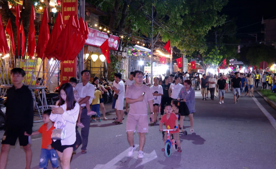 S&ocirc;i động Phố đi bộ Tam Cốc