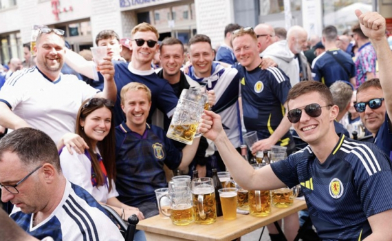 Euro 2024: Bia v&agrave; b&oacute;ng đ&aacute; Đức