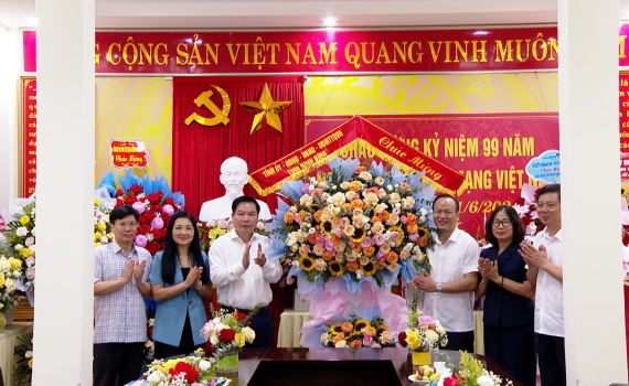 Đồng ch&iacute; Tống Quang Th&igrave;n thăm, ch&uacute;c mừng Đ&agrave;i Ph&aacute;t thanh v&agrave; Truyền h&igrave;nh tỉnh nh&acirc;n ng&agrave;y B&aacute;o ch&iacute; C&aacute;ch mạng Việt Nam