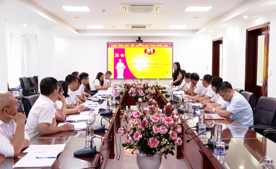 Đồng ch&iacute; Trưởng ban Tuy&ecirc;n gi&aacute;o Tỉnh ủy B&ugrave;i Mai Hoa dự sinh hoạt Chi bộ định kỳ th&aacute;ng 6