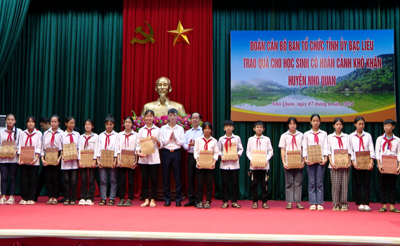 Đo&agrave;n c&aacute;n bộ Ban Tổ chức Tỉnh ủy Bạc Li&ecirc;u trao, tặng qu&agrave; cho học sinh huyện Nho Quan